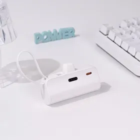 Power bank prenosiva baterija privezak 5000mAh 15W lightning bela.